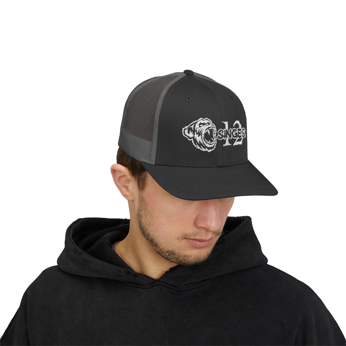 Douze singes Truck hat Logo fait de Broderie.