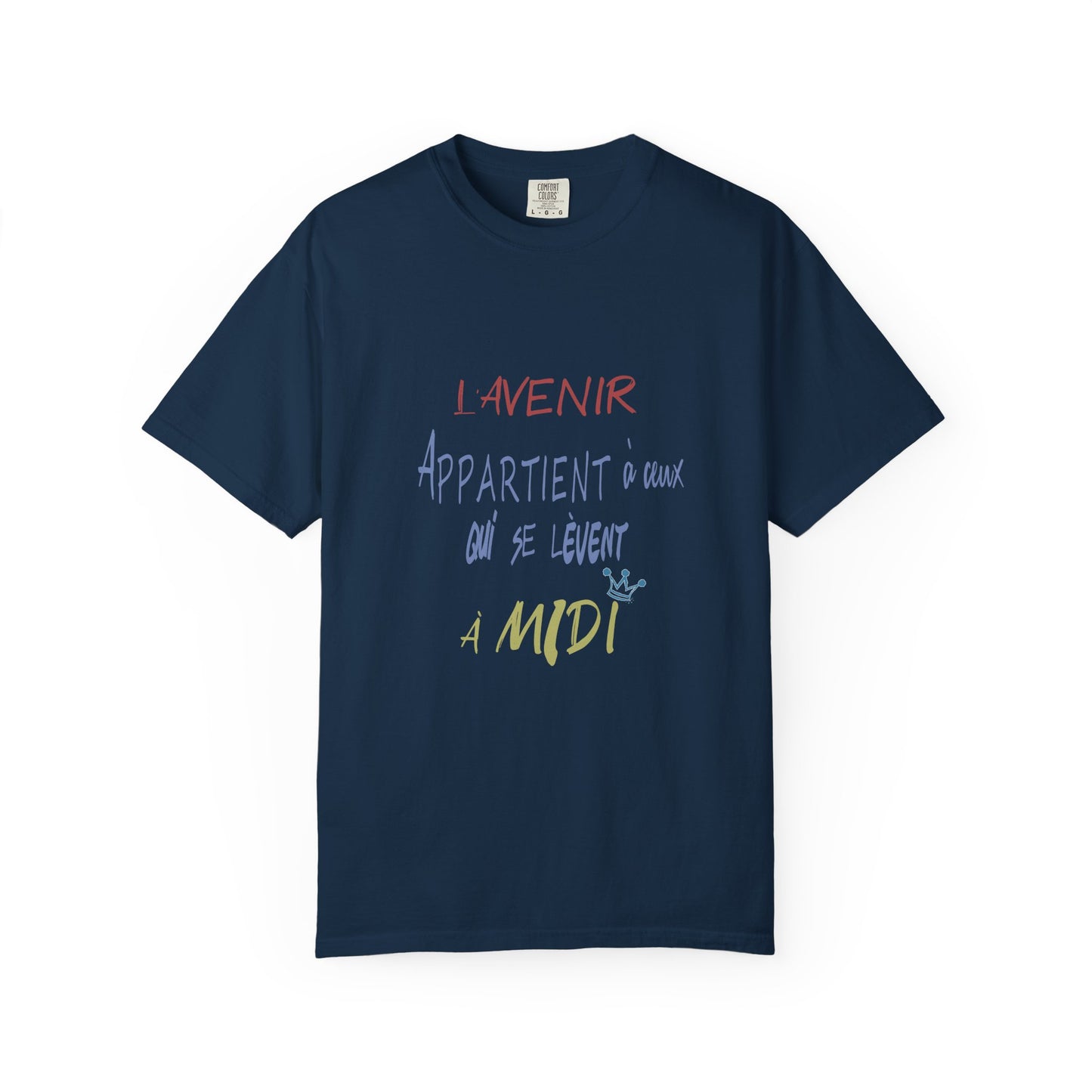 (fy) Relax il est midi. Unisex.  Garment-Dyed T-shirt